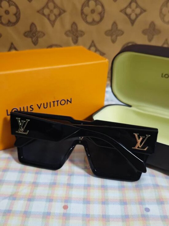 ℒLV sunglasses main image 4